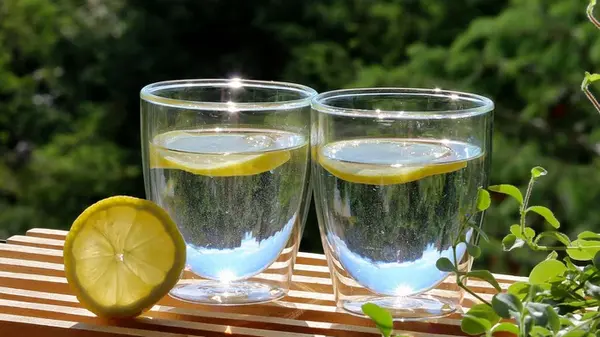 Действительно ли лимонная вода полезна: диетологи раскрыли всю правду о «чудо-напитке»