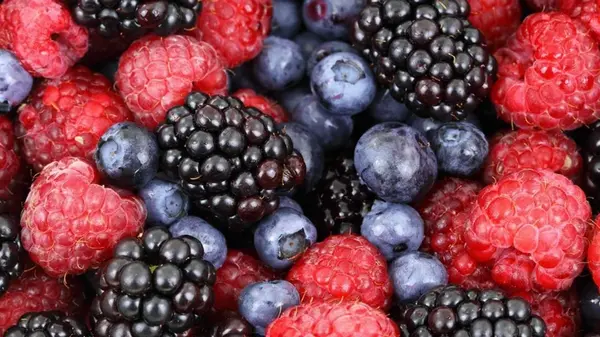 Укрепляют сердце эффективнее таблеток: какие ягоды кардиологи считают самыми полезными