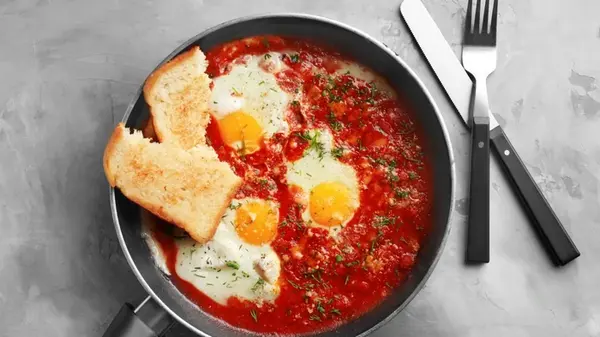 Как вкусно пожарить яйца: рецепт идеального итальянского завтрака