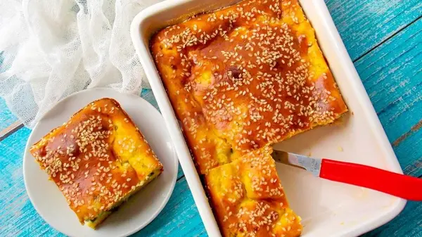 Одной выпечкой накормите всю семью: заливной пирог по ленивому рецепту