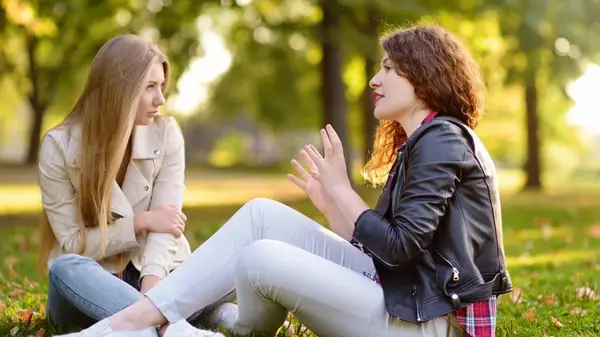 Не такие добрые, как кажется: 11 тревожных признаков фальшивых людей