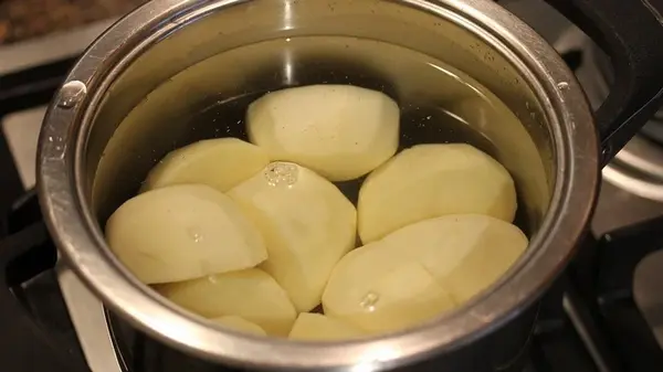 Никогда не выливайте воду после варки овощей: она обязательно пригодится вам в хозяйстве