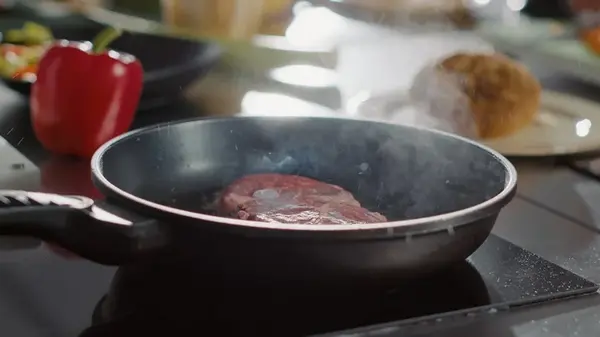 Если к сковородке липнет еда, сделайте вот это: такой трюк решит проблему навсегда