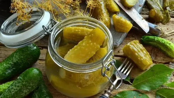 Квашеные огурцы получаются точно как из бочки: секрет — в одной специи