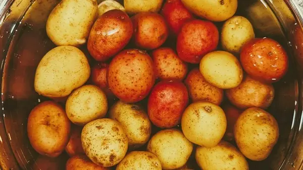 Забытый рецепт наших бабушек: как минералка делает картофель невероятно вкусным