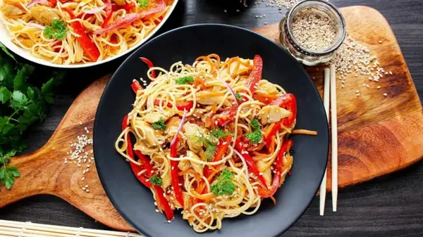 Рецепт удона с курицей и овощами в соусе терияки