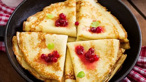 Добавьте в тесто этот продукт — и блинчики получатся эластичными и нежными: кулинарная хитрость