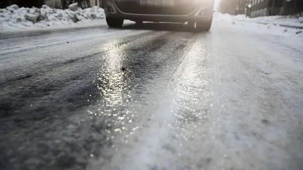 Как не вылететь с дороги в гололедицу: главное правило первой секунды для автомобилиста