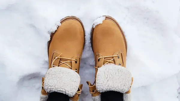 Такая обувь никогда не скользит в гололед: вот что надо приклеить к подошве