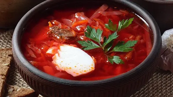 Ни в коем случае не добавляйте эти 2 ингредиента в борщ: они популярны, но портят его вкус и аромат