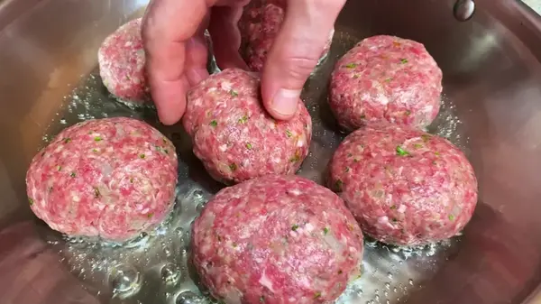 Самая главная ошибка в приготовлении, из-за которой котлеты получаются сухими, твердыми и пресными