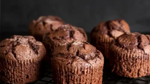 Рецепт шоколадных маффинов с вишней и жидкой начинкой