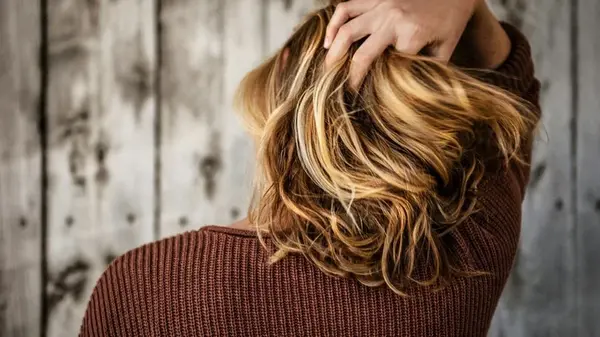 Как ухаживать за волосами зимой и чего избегать