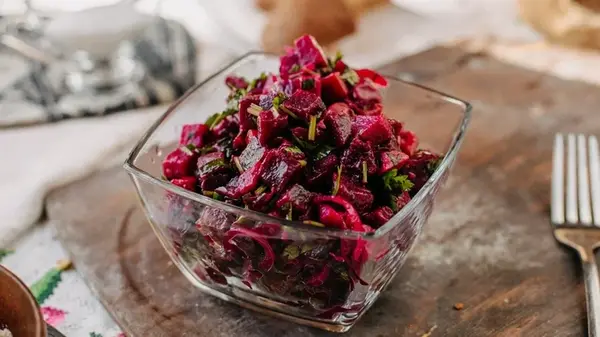 В разы вкуснее винегрета: простой салат из двух продуктов непременно понравится всей семье