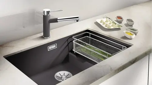 Эти 5 продуктов часто смывают в раковину, но так нельзя: засорится в два счета