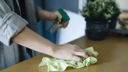 Как надолго избавиться от пыли на полках: эксперт поделился секретом