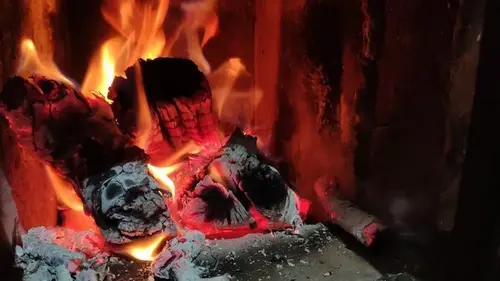 Как экономно топить печь дровами: золотые правила, которые продолжат их горение и сохранят тепло