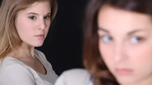 Как распознать зависть за секунды: сигналы, которые люди не могут контролировать