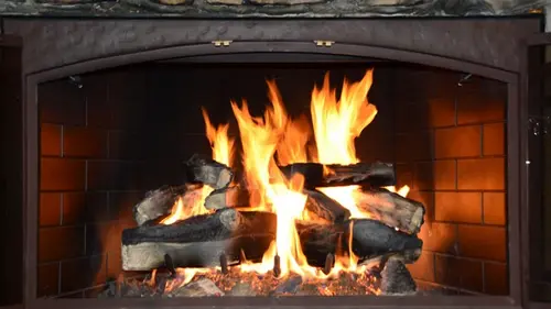 Следует ли выключать отопление, когда зажжен камин: практические советы