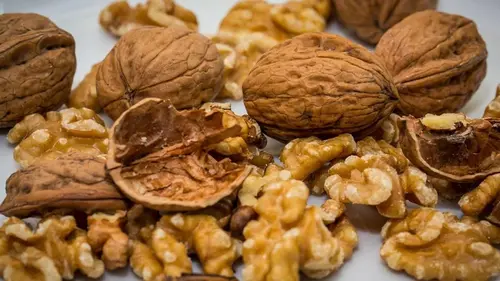 Не выбрасывайте скорлупу грецких орехов: она поможет решить кучу бытовых проблем