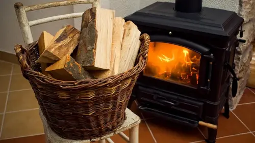 Заложите в половину меньше дров, а гореть они будут в 5 раз дольше: что нужно сделать