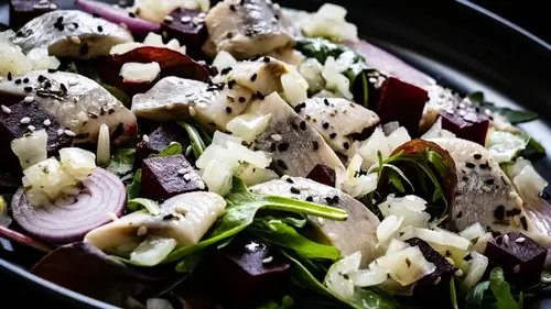 Рецепт салата из свеклы, селедки и маринованного лука: быстрый вариант «шубы»