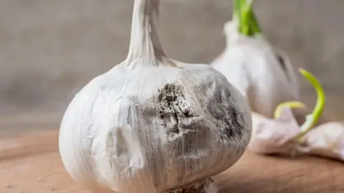 Почему нельзя хранить чеснок в холодильнике: что с ним будет