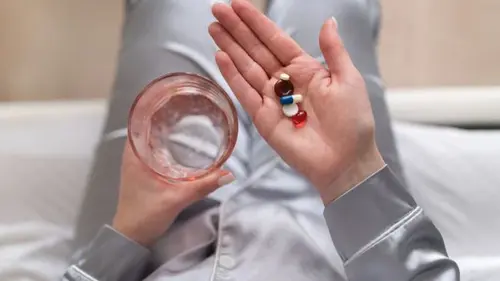 Не принимайте эти популярные витамины утром: вот что может произойти