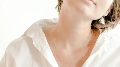 Отдельный крем для шеи: действительно ли он нужен и чем отличается от обычного