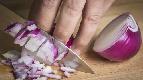 Главная ошибка при жарке лука, из-за которой он не золотистый: что вы делаете неправильно