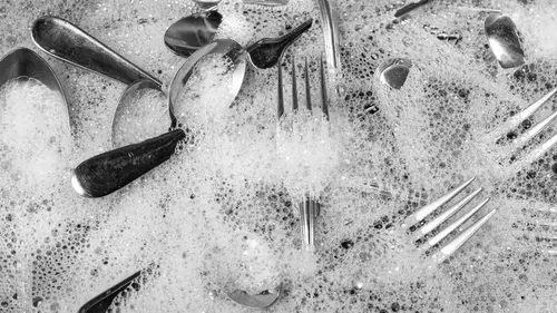 Можно смешать это с водой и грязь сойдет сама: как почистить ложки и вилки за 20 минут