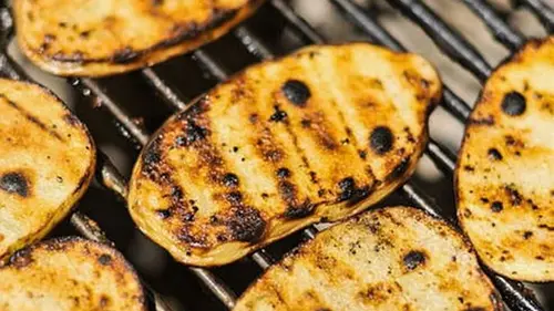 Не на противне и не в фольге: фудблогер назвала лучший способ запекания картофеля