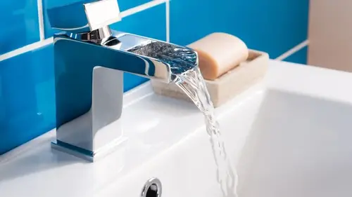 Заменит дорогое средство: домашний раствор из 2 ингредиентов от налета на кранах