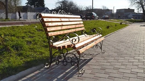 Уличные скамейки из металла: практичность и выгода
