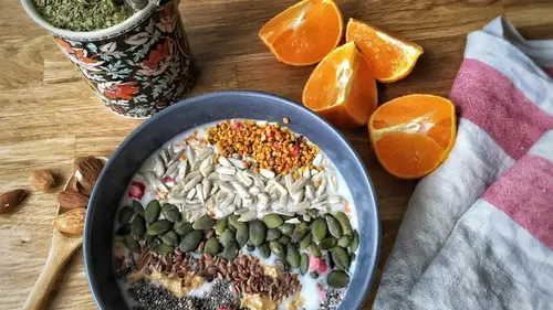 Что полезного добавить в овсянку: 12 сытных и вкусных вариантов