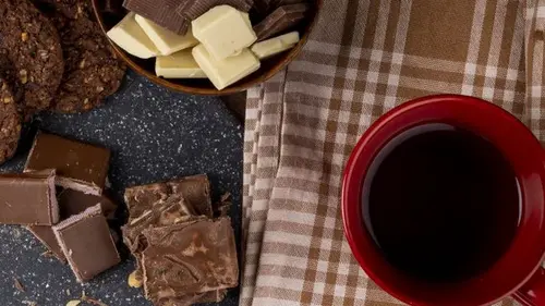 Хуже кофе: это популярное лакомство категорически нельзя есть после 18:00