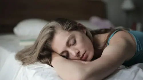 Названа продолжительность сна, повышающая риск ранней смерти