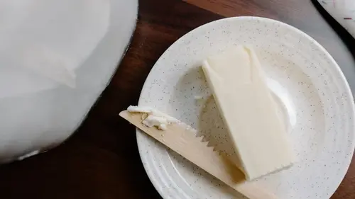 Можно ли давать коту сливочное масло: ветеринары рассказали о рисках и пользе