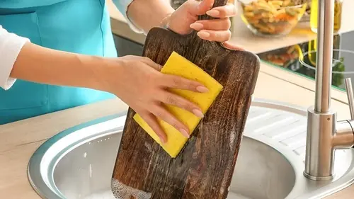 Деревянная кухонная доска будет как новая: чем ее можно отмыть от черноты