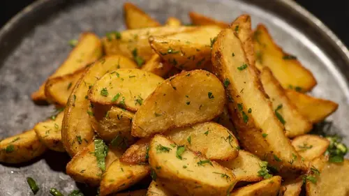 В нем секрет идеального хруста: на каком масле на самом деле нужно запекать картофель