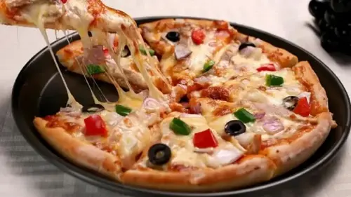 Ленивая пицца за 10 минут: рецепт на сковороде, который «взорвал» соцсети