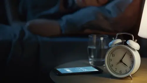 Почему мы просыпаемся за минуту до будильника: это не случайность