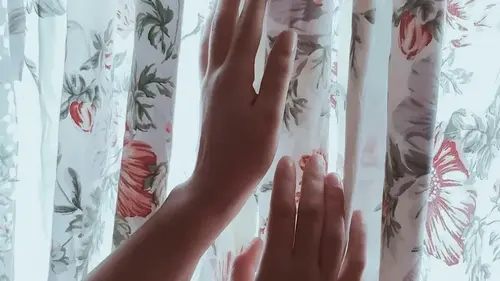 Никто об этом не говорит: что грязные шторы делают с вашим организмом и как часто их нужно стирать