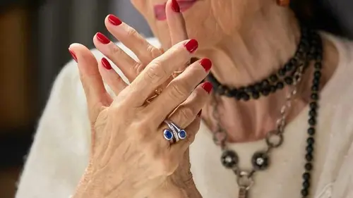 Маникюр для женщин за 60, который «омолаживает» руки: 9 идеальных цветов лака