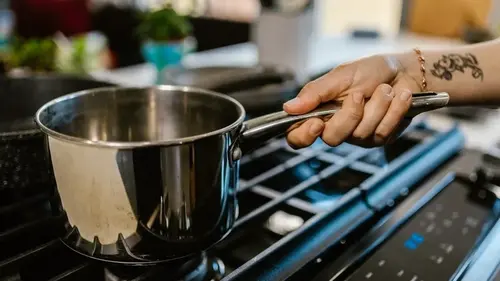 Ваша кастрюля снова блестит без труда: простые секреты для идеальной чистоты