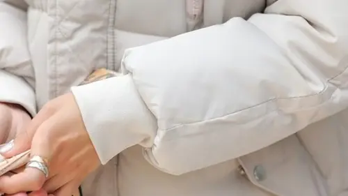 Как отчистить грязные рукава пуховика: действенные советы