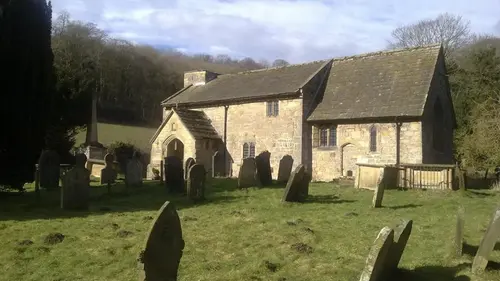 В Британии есть «очарованная» деревня с необычной старинной церковью: в чем ее особенность