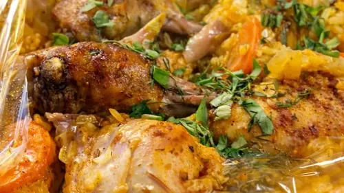 Как легко и без лишних хлопот приготовить рис с куриными бедрами в рукаве