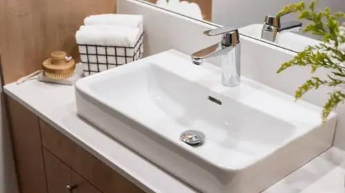 Многолетний запах канализации исчез за 15 минут: нужно залить 2 средства в раковину