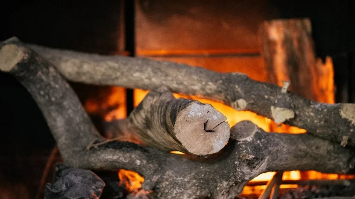 Дрова горят вдвое дольше, а тепло не исчезает: простой трюк, который изменит отопление